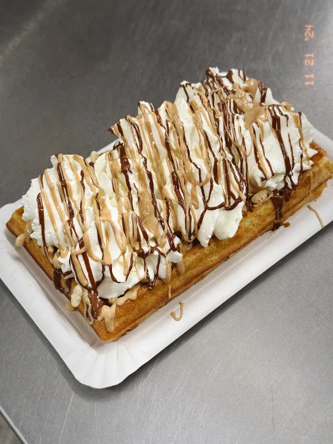 Crêp'île, gaufre maison Bueno nappée de chantilly, spéculoos et caramel